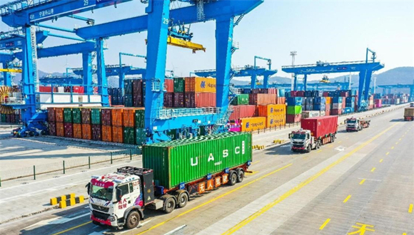 Comment la conduite autonome rend le transport de marchandises plus intelligent                    Ces dernières années, avec l'amélioration continue des normes politiques et l'approfondissement des démonstrations pilotes, le transport de marchandises autonome en Chine a connu un développement rapide. S'appuyant sur les applications pilotes de transport intelligent, en se concentrant sur des scénarios logistiques de fret typiques... 